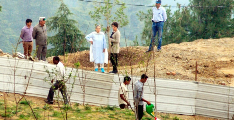 soniagandhipriyankainshimlaonprivatevisit